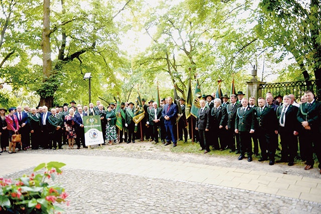 Pamiątkowe zdjęcie  przy sandomierskiej katedrze.