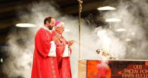 Abp Skworc w Lourdes: Nie sam krzyż, ale miłość Boga jest źródłem zbawienia