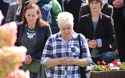 Wielkie skupienie i intensywna modlitwa odbijały się na twarzach i w postawach pielgrzymów w Skępem.