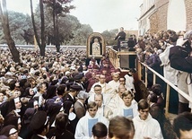 W czasie uroczystości plac przed kościołem wypełniały nieprzebrane tłumy.