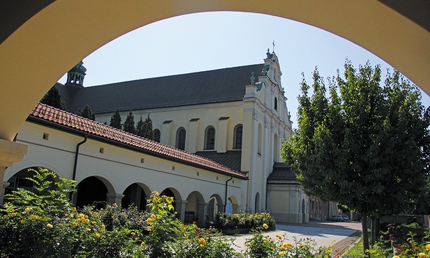 Sanktuarium Krzyża Świętego  jest najstarszym w Polsce ośrodkiem kultu Jezusa Ukrzyżowanego.