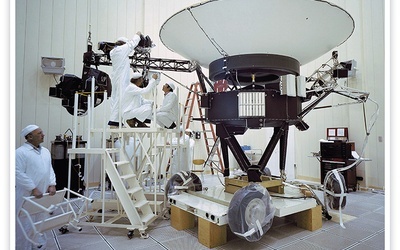 Rok 1977. Przygotowania sondy Voyager do startu w przestrzeń kosmiczną.
