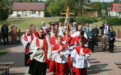 Procesja rozpoczynająca Mszę św. odpustową.