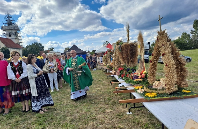 Wieńce dożynkowe poświęcił ks. Zenon Sala.