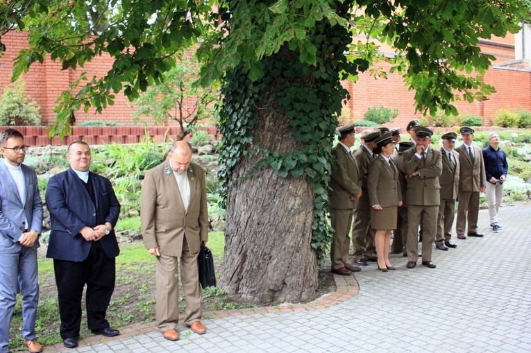 Zasadzenie dębu papieskiego w ogrodzie biskupim