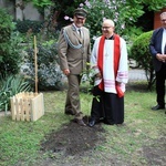 Zasadzenie dębu papieskiego w ogrodzie biskupim