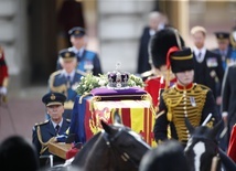 Salut armatni i dźwięki Big Bena towarzyszyły trumnie z ciałem Elżbiety II w drodze do Pałacu Westminsterskiego