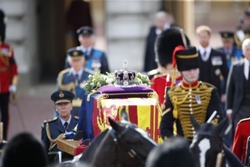 Salut armatni i dźwięki Big Bena towarzyszyły trumnie z ciałem Elżbiety II w drodze do Pałacu Westminsterskiego