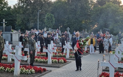 Pod pomnikiem poległych żołnierzy na cmentarzu parafialnym w Szydłowcu delegacje złożyły kwiaty.