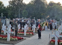 Pod pomnikiem poległych żołnierzy na cmentarzu parafialnym w Szydłowcu delegacje złożyły kwiaty.