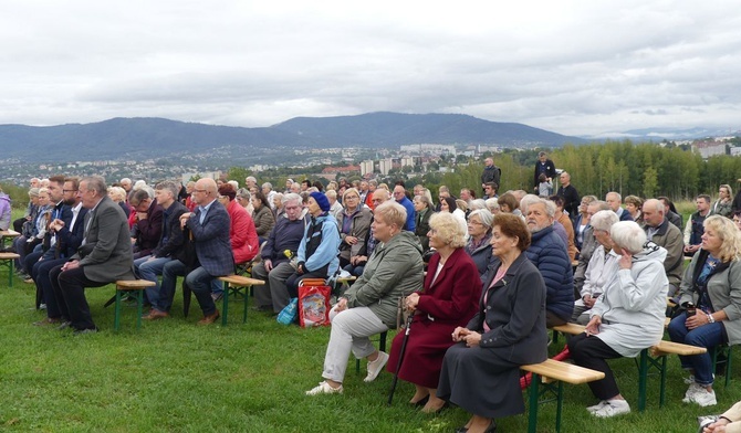 Bielszczanie modlili się z władzami miasta pod Krzyżem Trzeciego Tysiąclecia na wzgórzu Trzy Lipki.