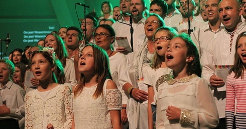 Chórzyści Międzynarodowych Warsztatów Gospel podczas jednej z poprzednich edycji na koncercie finałowym.