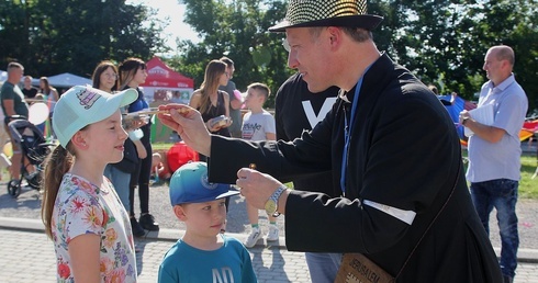 Ksiądz proboszcz Piotr Leśniak już czeka, by błogosławić olejkiem radości.