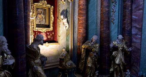 Krople krwi na obliczu Zbawiciela pojawiły się w 1678 roku. Po badaniach otrzymanych łask, w 1763 roku prymas Władysław Łubieński wydał orzeczenie, w którym określił obraz jako łaskami słynący.