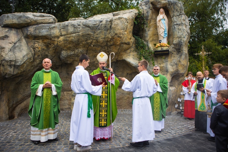 Grotę lurdzką oraz kapliczkę Matki Bożej Fatimskiej drugiego dnia poświęcił bp Wojciech Osial.