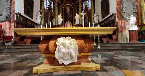 Montaż ołtarza w katedrze