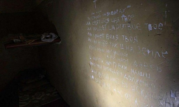 Ukraina. "Ojcze nasz" wyryte w bunkrze tortur