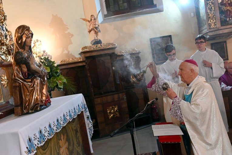 Biskup senior okadzający figurę MB Bolesnej w jej kaplicy.