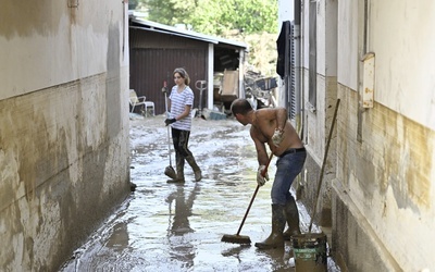 "Anioły błota" niosą pomoc w zalanych miejscowościach we Włoszech