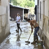 "Anioły błota" niosą pomoc w zalanych miejscowościach we Włoszech