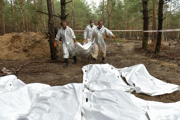 Groby pod Iziumem. Ciała zabitych noszą ślady tortur