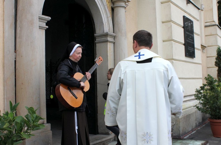 Nocna pielgrzymka młodzieży