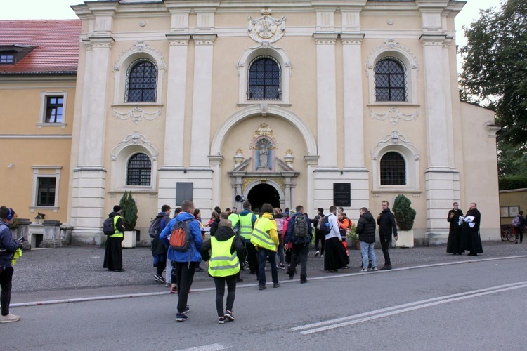 Nocna pielgrzymka młodzieży