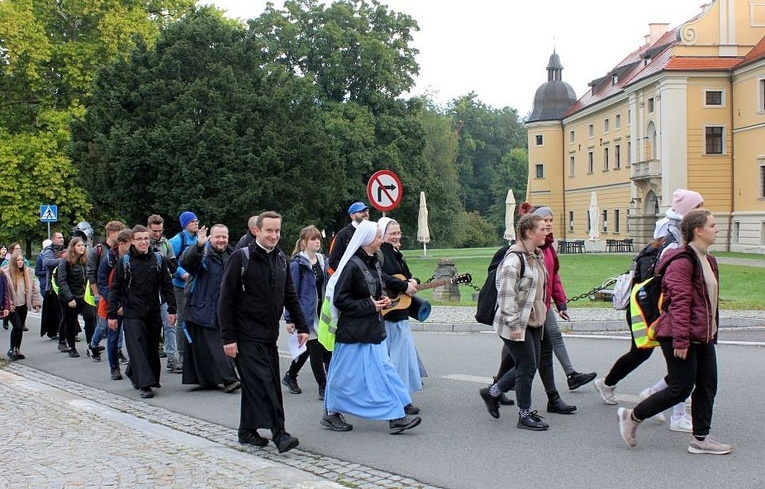Nocna pielgrzymka młodzieży