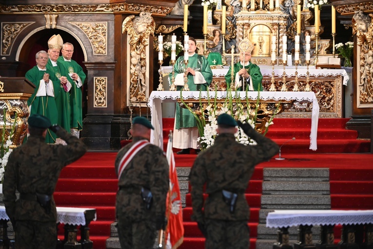 Wyprowadzenie sztandaru Wojska Polskiego ze świdnickiej katedry.