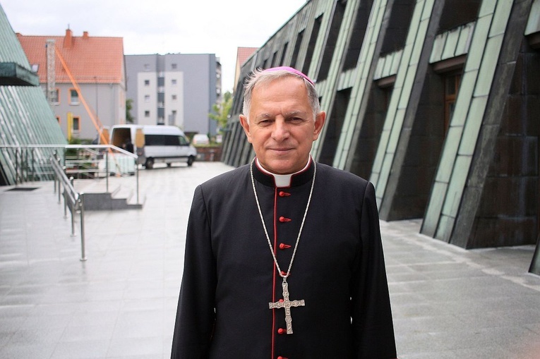 Abp Mieczysław Mokrzycki na jubileuszu parafii oblatów w Kędzierzynie-Koźlu