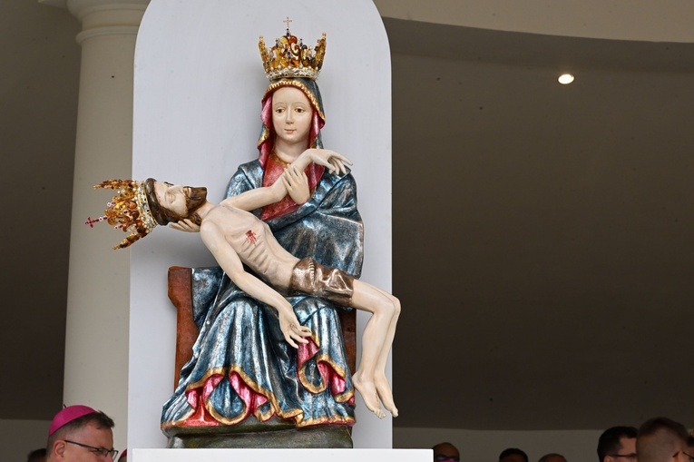 Uroczystości w Skrzatuszu - nałożenie koron