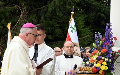 Uroczystości w Skrzatuszu - nałożenie koron