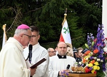 Uroczystości w Skrzatuszu - nałożenie koron