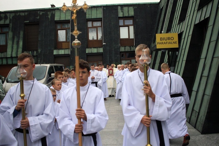 Abp Mieczysław Mokrzycki na jubileuszu parafii oblatów w Kędzierzynie-Koźlu