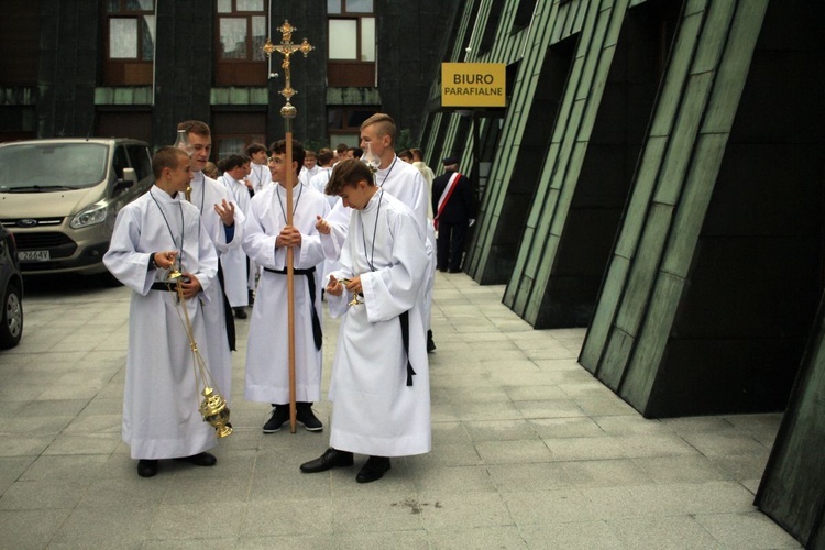 Abp Mieczysław Mokrzycki na jubileuszu parafii oblatów w Kędzierzynie-Koźlu