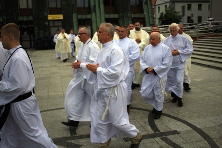 Abp Mieczysław Mokrzycki na jubileuszu parafii oblatów w Kędzierzynie-Koźlu