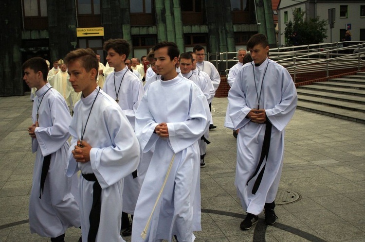 Abp Mieczysław Mokrzycki na jubileuszu parafii oblatów w Kędzierzynie-Koźlu