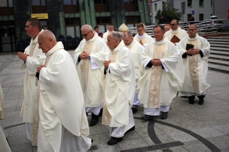 Abp Mieczysław Mokrzycki na jubileuszu parafii oblatów w Kędzierzynie-Koźlu