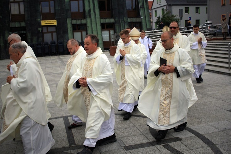 Abp Mieczysław Mokrzycki na jubileuszu parafii oblatów w Kędzierzynie-Koźlu