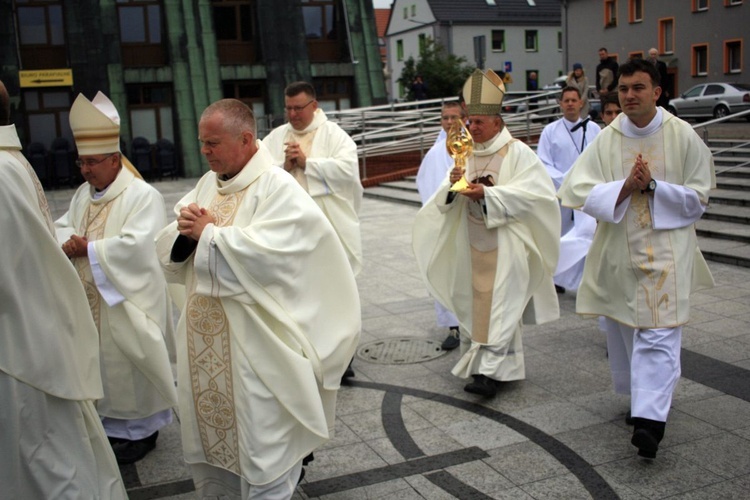 Abp Mieczysław Mokrzycki na jubileuszu parafii oblatów w Kędzierzynie-Koźlu