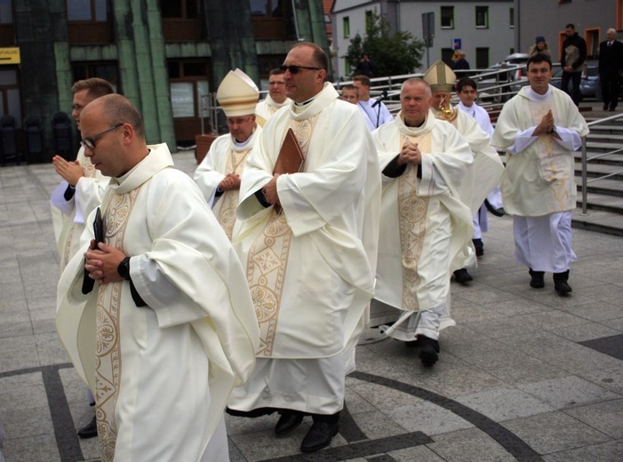 Abp Mieczysław Mokrzycki na jubileuszu parafii oblatów w Kędzierzynie-Koźlu