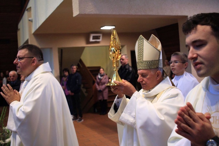 Abp Mieczysław Mokrzycki na jubileuszu parafii oblatów w Kędzierzynie-Koźlu