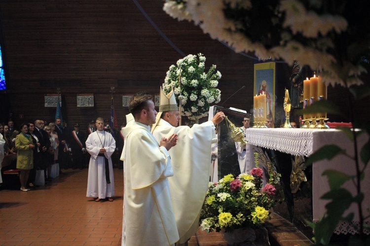 Abp Mieczysław Mokrzycki na jubileuszu parafii oblatów w Kędzierzynie-Koźlu