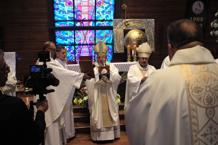 Abp Mieczysław Mokrzycki na jubileuszu parafii oblatów w Kędzierzynie-Koźlu