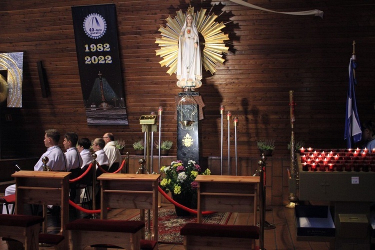 Abp Mieczysław Mokrzycki na jubileuszu parafii oblatów w Kędzierzynie-Koźlu