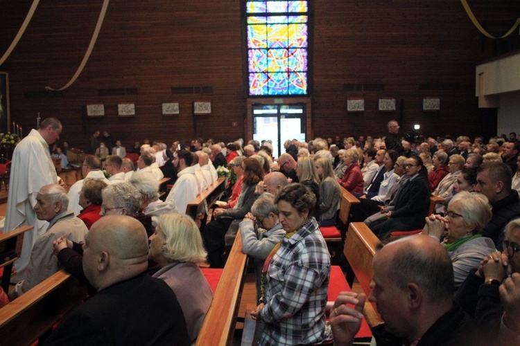 Abp Mieczysław Mokrzycki na jubileuszu parafii oblatów w Kędzierzynie-Koźlu