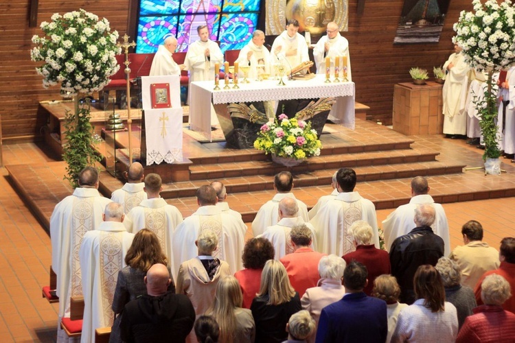 Abp Mieczysław Mokrzycki na jubileuszu parafii oblatów w Kędzierzynie-Koźlu