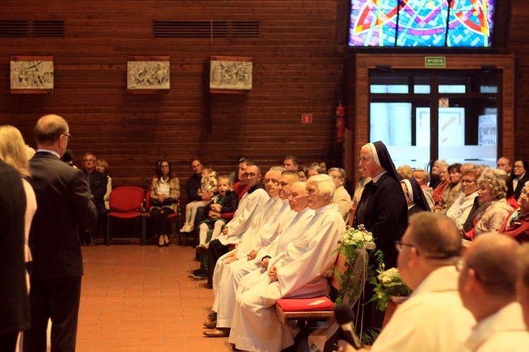 Abp Mieczysław Mokrzycki na jubileuszu parafii oblatów w Kędzierzynie-Koźlu