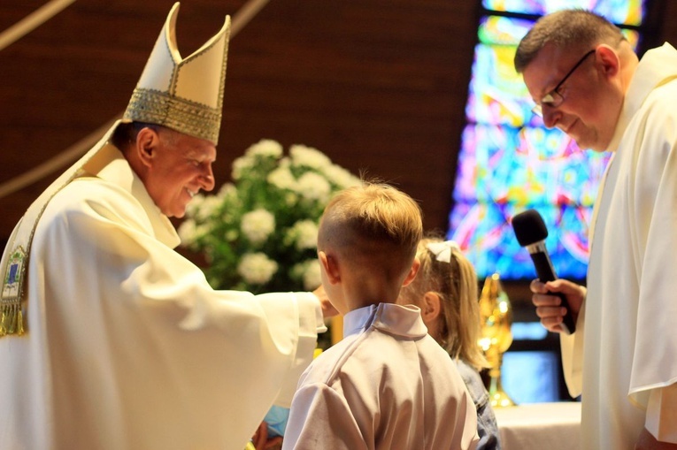Abp Mieczysław Mokrzycki na jubileuszu parafii oblatów w Kędzierzynie-Koźlu