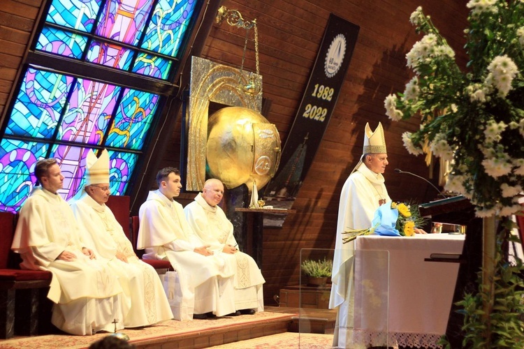 Abp Mieczysław Mokrzycki na jubileuszu parafii oblatów w Kędzierzynie-Koźlu